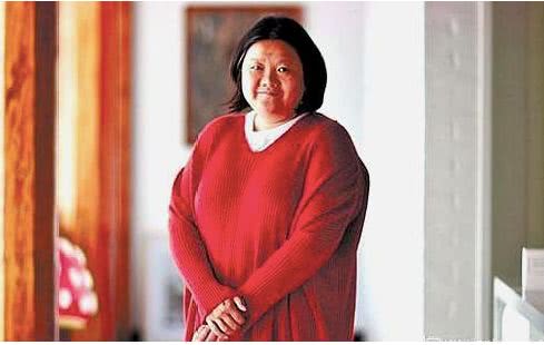 有人说洪晃出身名门,本身也有才,陈凯歌还要和她离婚,理由是看脸.