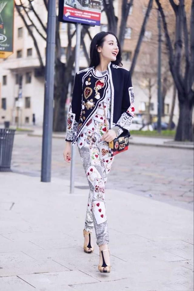 杨颖工作室艺人李诗颖撞脸热巴?但气质和衣品