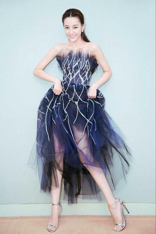 杨颖工作室艺人李诗颖撞脸热巴?但气质和衣品