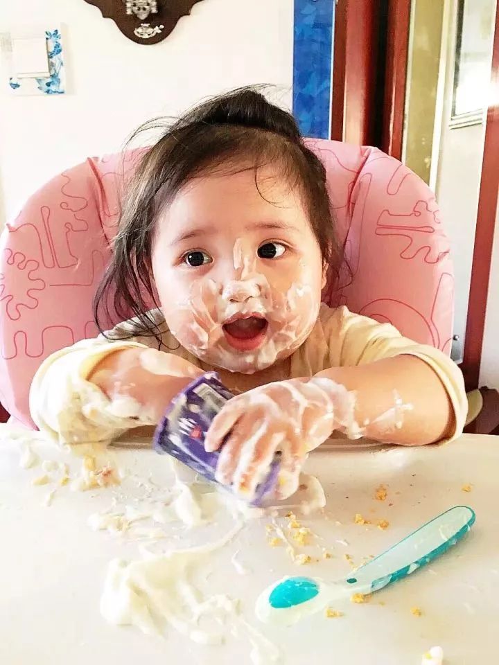 这个中国小胖孩,凭借表情包拿到各种品牌赞助