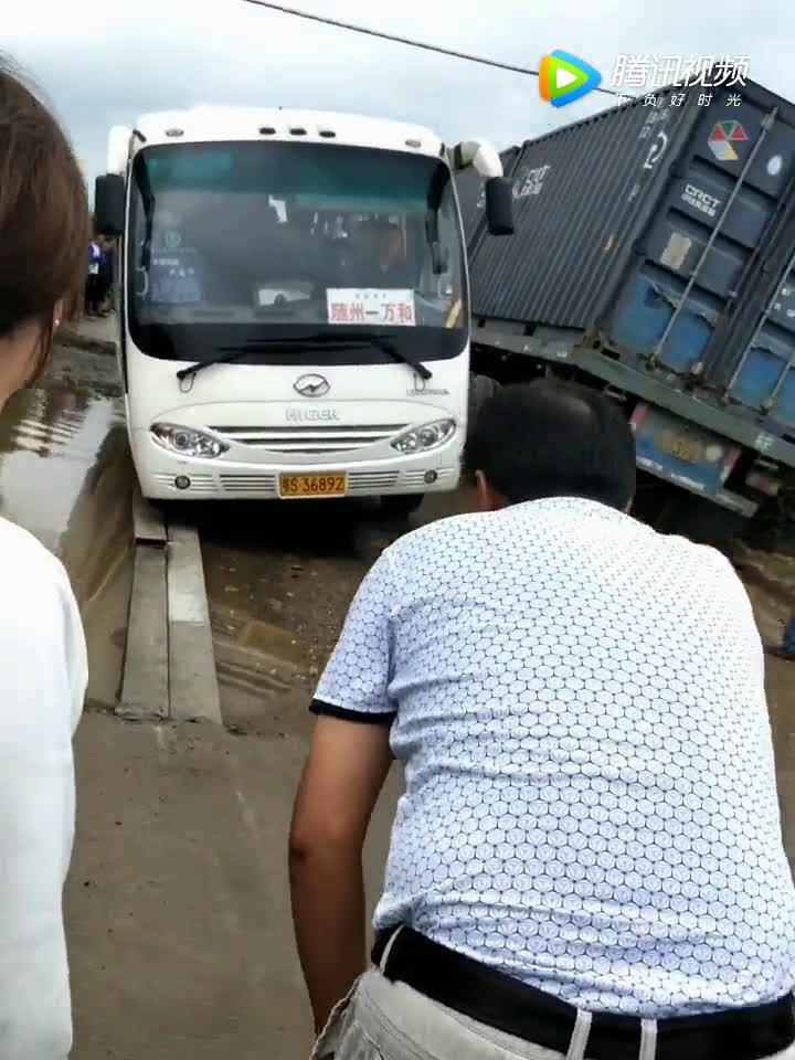 价值几十万的中型客车，看完才知道什么才是老司机！  ​