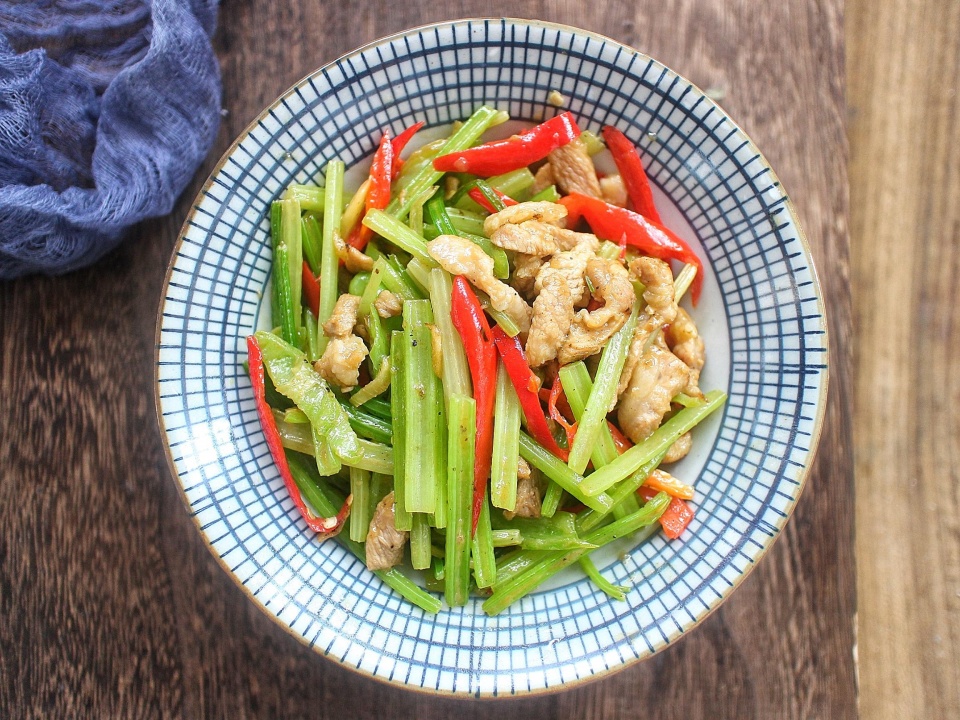 芹菜炒肉多加这一步,肉香滑嫩,下饭下酒,每次做它总被吃个精光