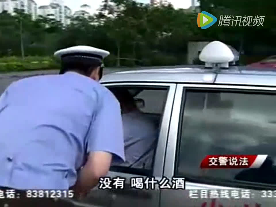 交警看到出租车摇摇晃晃，将其拦下，乘客都有点后怕  ​