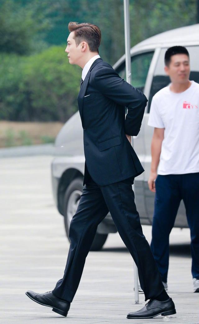 陈伟霆新剧片场路透西装白衬衫造型俊朗有型,穿西装真
