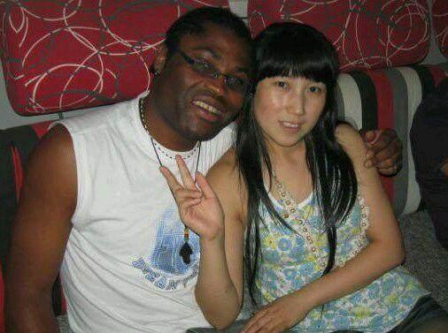 广州黑人已经达到五十万人之多,越来越多的广州女人被黑人娶走