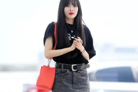 金泫雅穿5千的鞋,却带着90年代的老裤带,网友