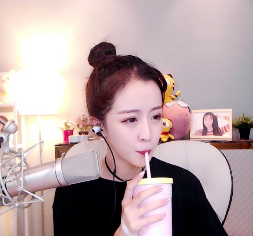 虎牙有史以来最赔本的买卖, 签约莉哥, 直播现状