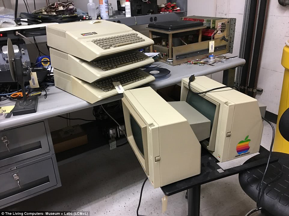 80年代的美国青少年在做些什么?街机游戏、唱片机、Apple II电脑