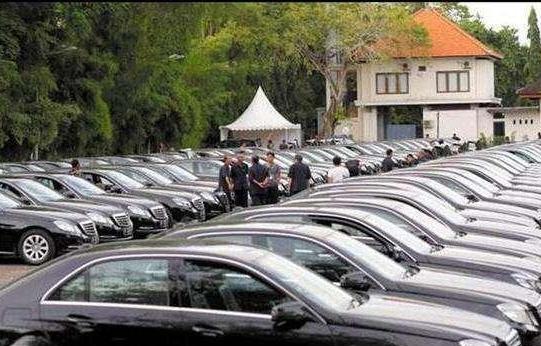 史上最有钱的人, 保镖都要坐奔驰S级, 自己开的