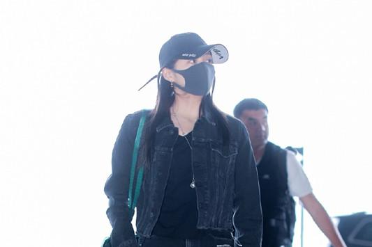 关晓彤机场挠痒,肉都抓红了,下半身裤子胖人千