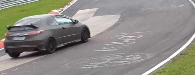 本田思域杠上保时捷911, 纽北之王漂移过弯, 结果冲出赛道了!