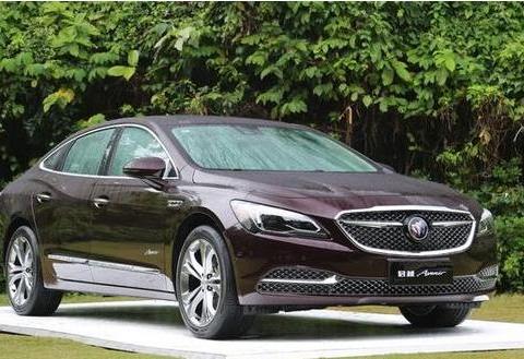 皇冠这次是完了！这新车比3系好看，比A4L大内饰还豪华，仅20万