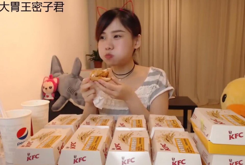 大胃王密子君速度吃10个汉堡,用时31分钟,肚子