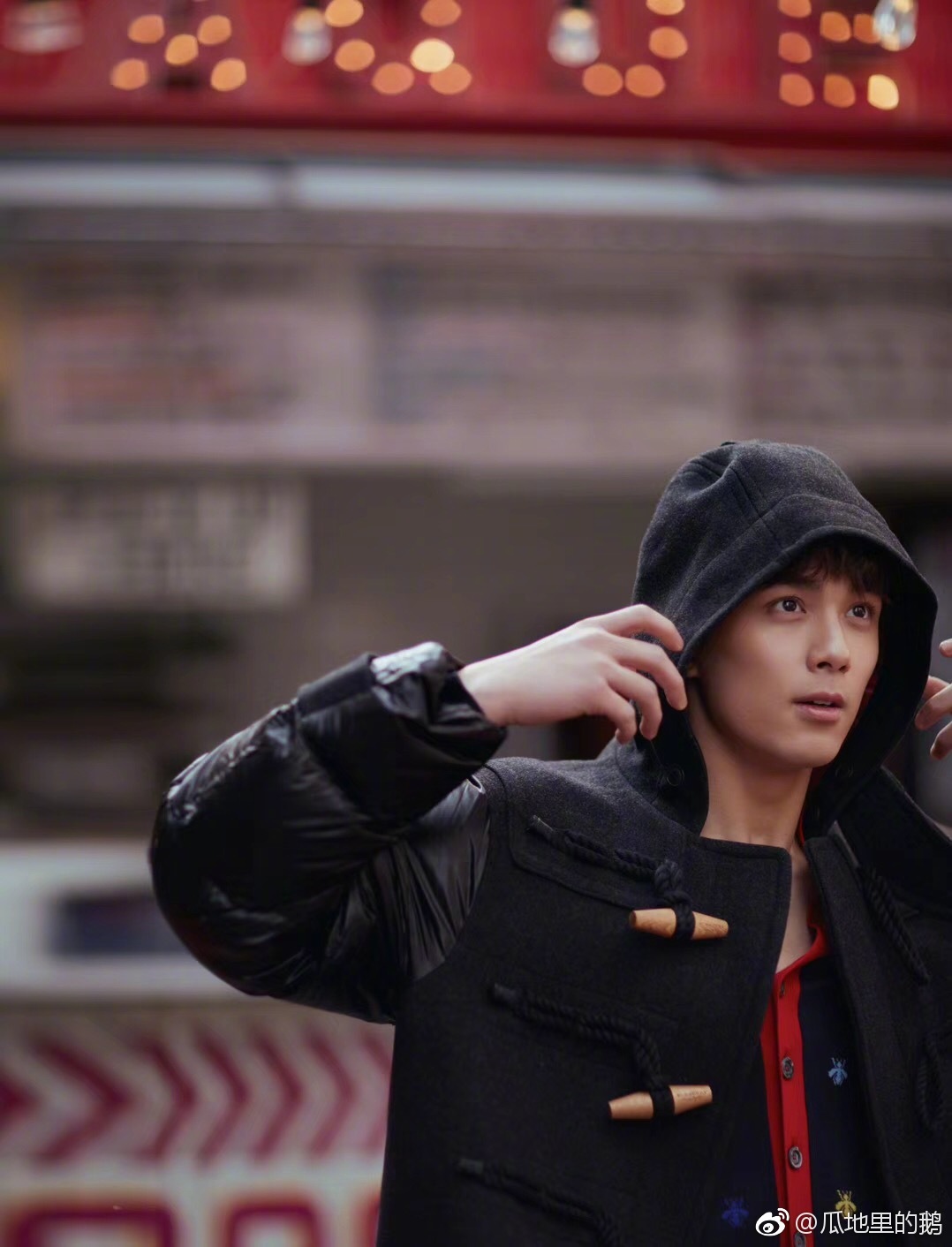 吴磊 纽约街头游客照,整条街上最靓的崽