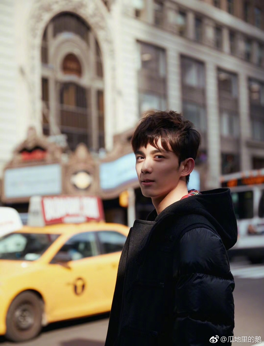 吴磊 纽约街头游客照,整条街上最靓的崽