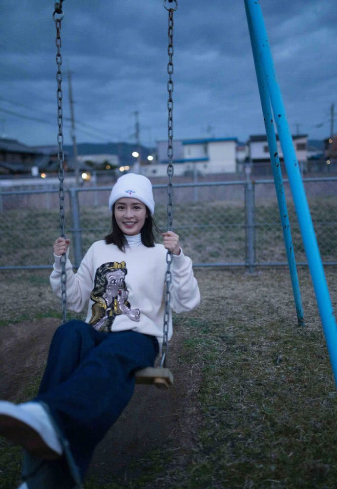 李沁出游写真 静静享受自然之美 淡雅悠然 好清