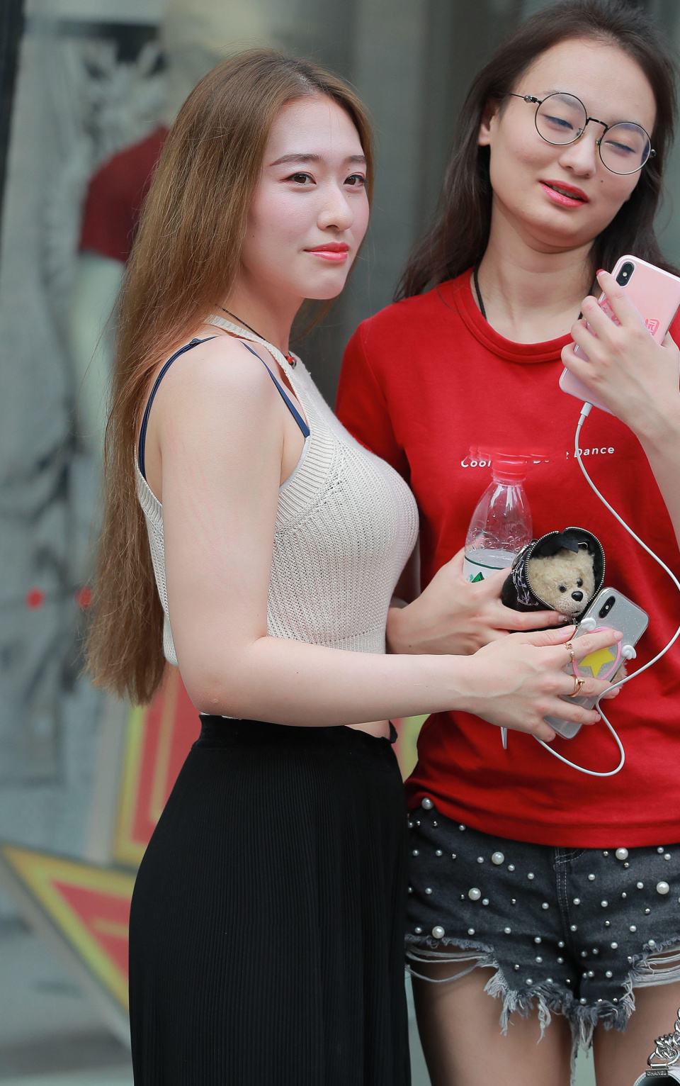 街拍:偶遇有纹身的美女姐姐,身材劲爆气质高冷