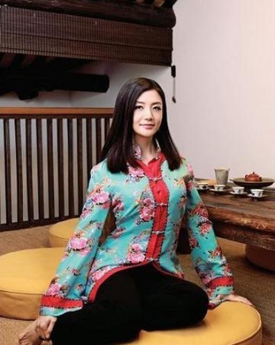中国最美女富豪, 身价百亿豪车傍身, 没人敢追
