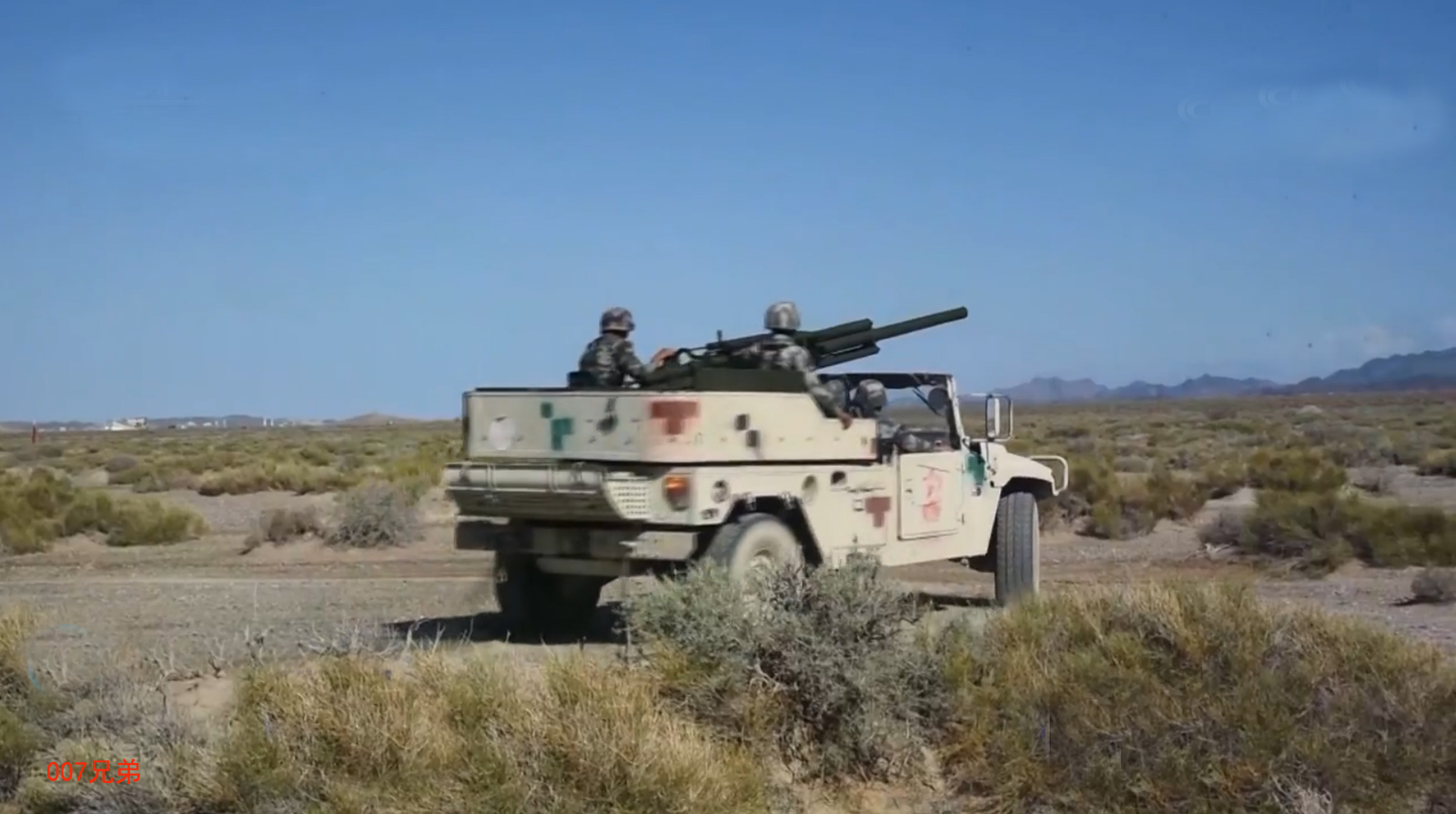 新疆军区某师001型82毫米车载速射迫击炮连,