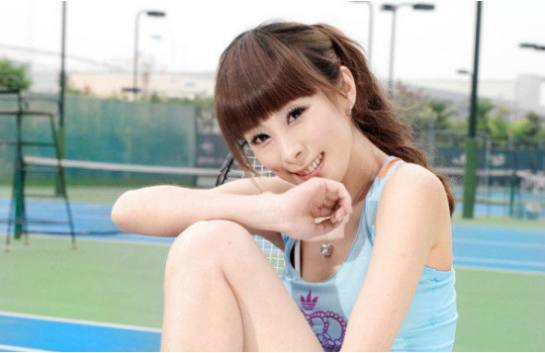 17岁出道她是神曲天后，一首《QQ爱》轰动一时，如今成这样