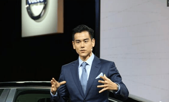 彭于晏左手沃尔沃, 右手保时捷, 美男配好车