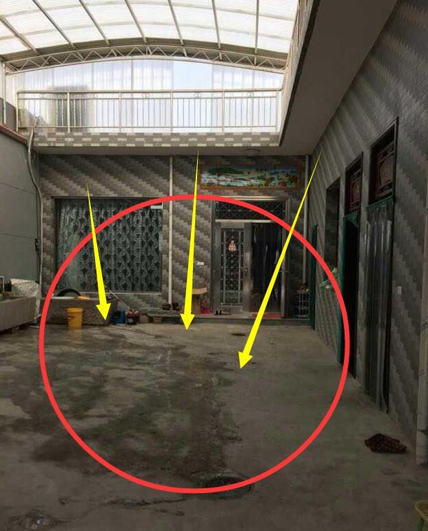 老公家农村自建房:霸气的小院,就是卫生间太尴