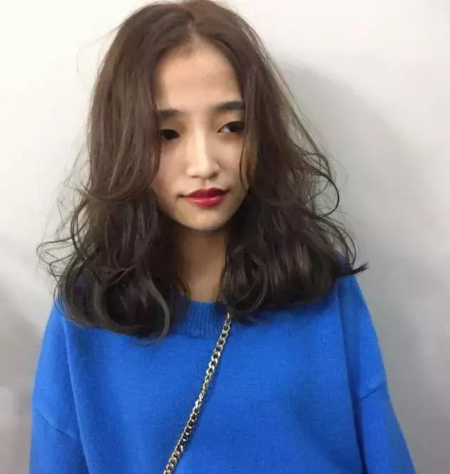 蛋糕卷头发型蓬松唯美,时尚又减龄,是韩国女生经典发型!