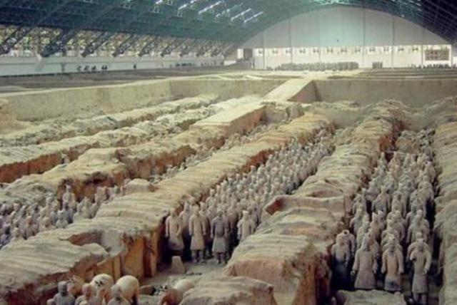 盗墓贼进入秦始皇墓,见地宫中央有一女子,自此退出盗墓界