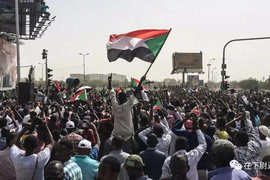 面包打败领袖：苏丹人民欢庆总统倒台