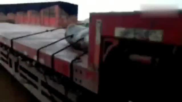 卡车司机小辉辉，辉哥跑车很累停下来拍个视频很憔悴，看着心疼