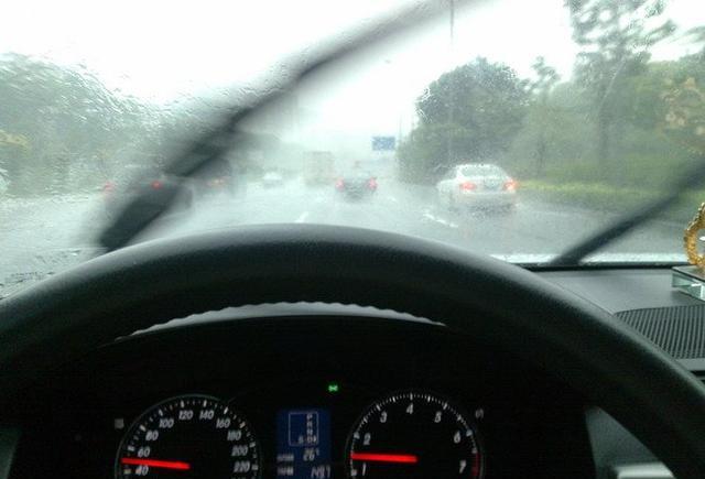下雨天雨刮器刮不干净怎么办? 老司机这一招, 几毛钱就可以搞定