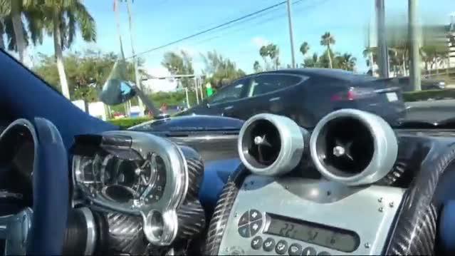 女土豪驾驶上千万的帕加尼跑车，点火那一刻才明白什么是有钱人（