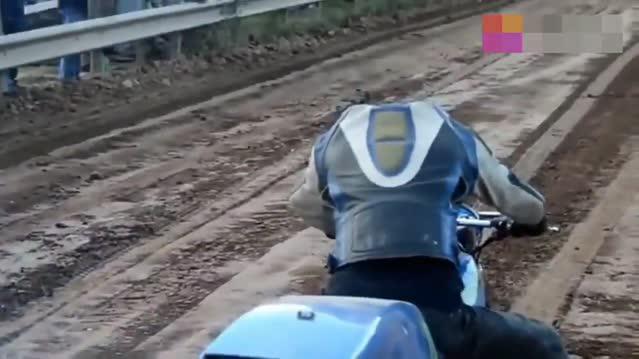 战斗民族真会玩！把摩托车后轮换上了卡车轮胎，开起来果然拉风