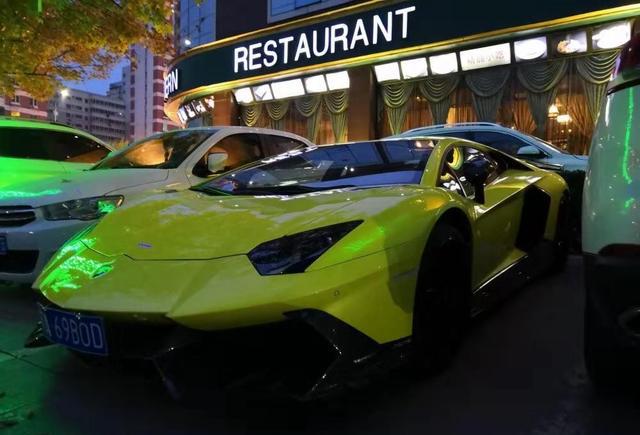 那么冷的天南京富二代开大牛出来炸街,两侧停