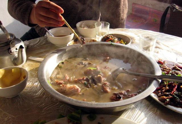 农村大伯在地里布置陷阱, 第二天收获好几只野味, 烫火锅特别美味