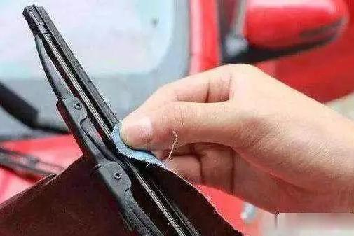 雨刮器刮不干净还咯吱响，老司机教你一招，5毛钱就能轻松解决