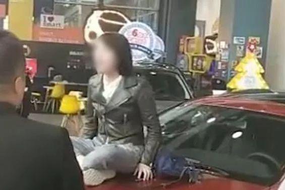 奔驰女车主洒泪维权：学历不光是敲门砖，更是一种力量