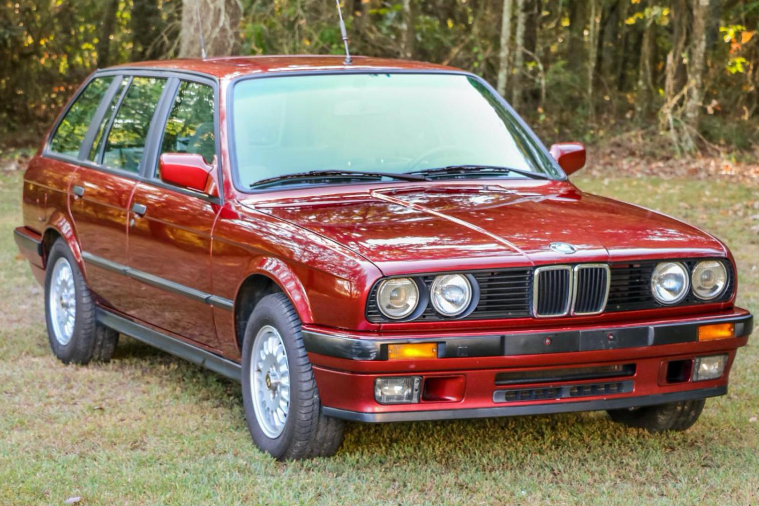 采用Calypso红色宝马324td 旅行车，2.4升柴油涡轮引擎+5速手动