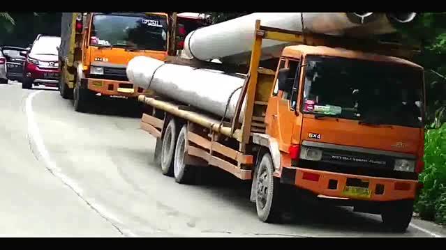几十米百吨钢管运输，看看卡车是怎么过斜坡弯道的，好考验技术
