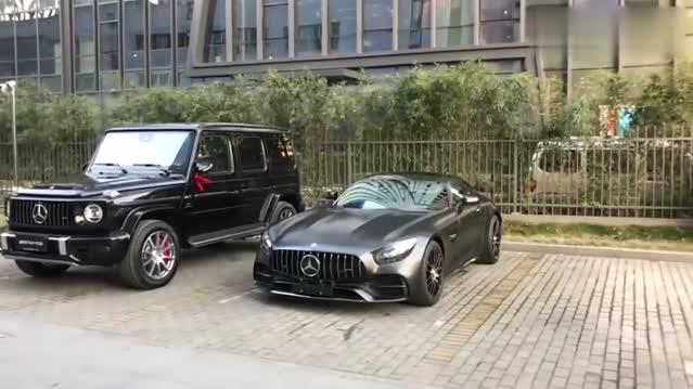 老公给买的新车，大奔是他的，跑车是我的，26岁感觉人生到达顶峰