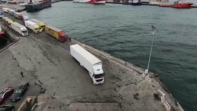 30年驾龄的大卡车老司机，这倒车上船的技术杠杠的，还有谁！
