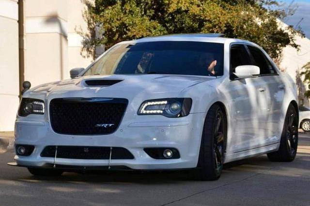 一辆“霸气十足”的“伪豪车”！克莱斯勒300 SRT8！