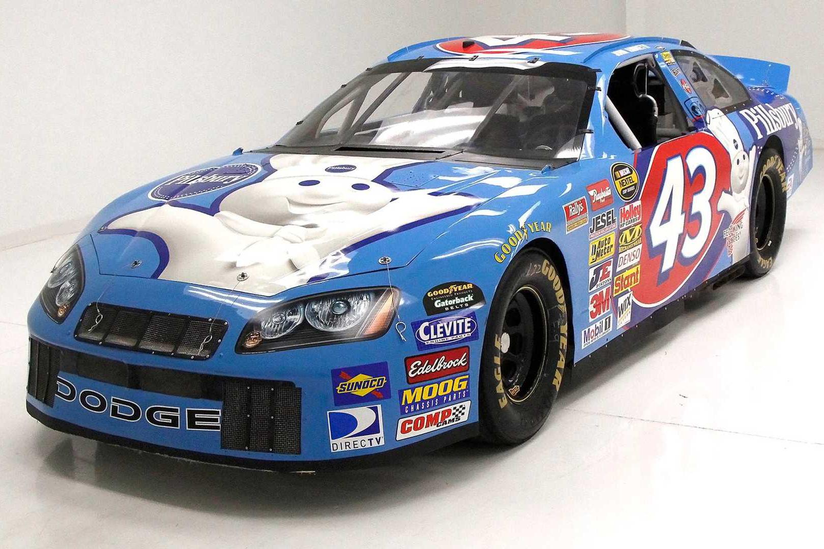 参与2002年NASCAR比赛获得冠军的道奇Intrepid赛车！