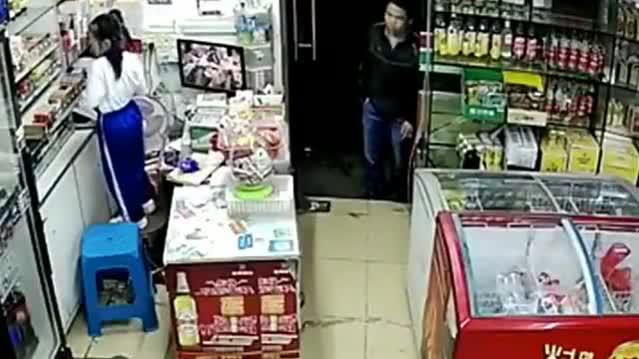 家长让女孩独自看店，回来女儿却没了，监控拍下女孩消失过程