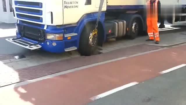 卡车前轮把路面压坏了，轮胎陷进坑里，怎么才能把车弄出来