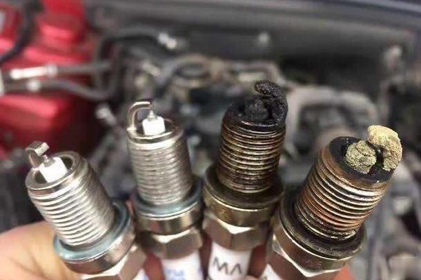 发现汽车出现这3种情况，记得更换火花塞，否则伤发动机！