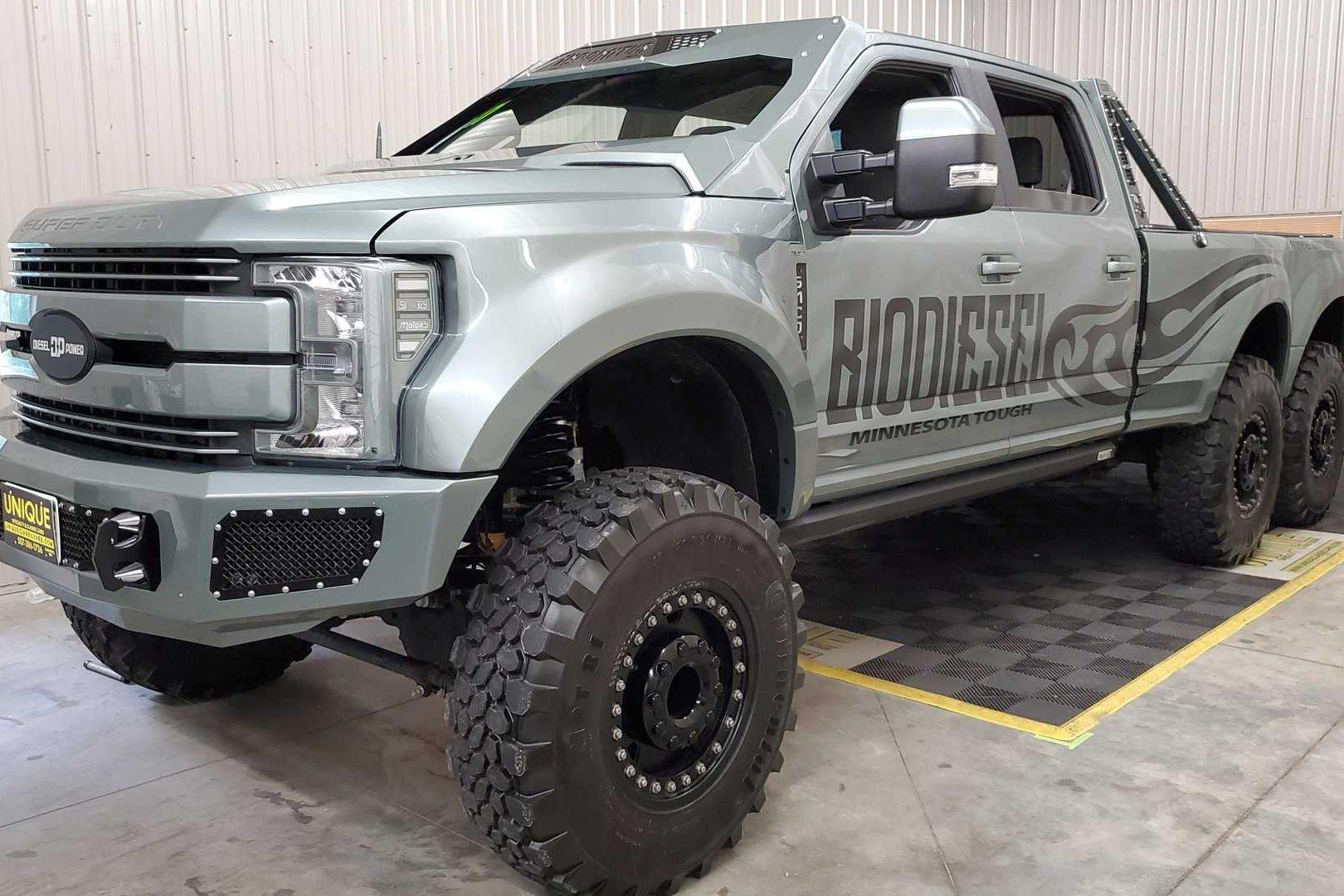 拥有六轮驱动系统的福特F-550 Super Duty 6x6，6.7升V8柴油引擎