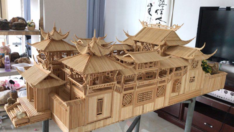男子耗时45天 用5200根筷子搭建古建筑模型