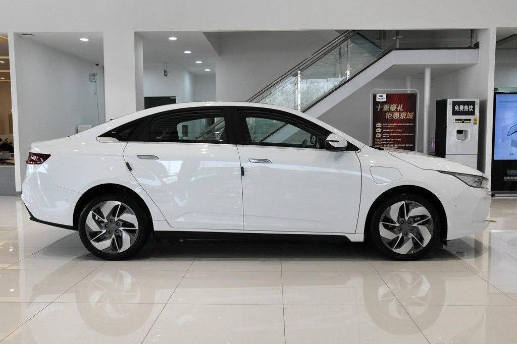 吉利GE11实车到店，续航最高500km，20万起？有些膨胀