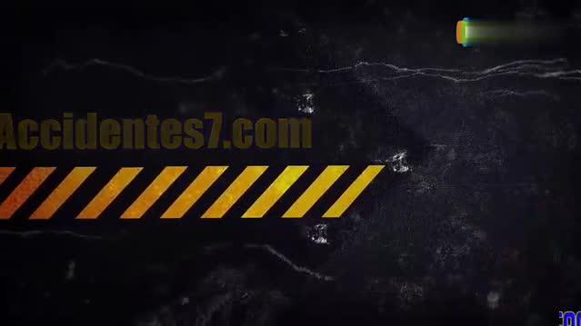 超重大货车爬坡男子蹲在旁边看突然间大卡车侧翻了